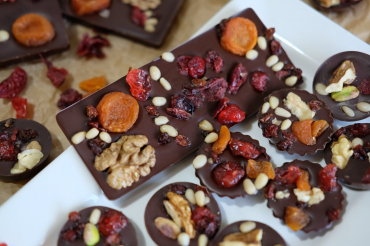 Шоколад с сухофруктами абрикос и грецкий орех 